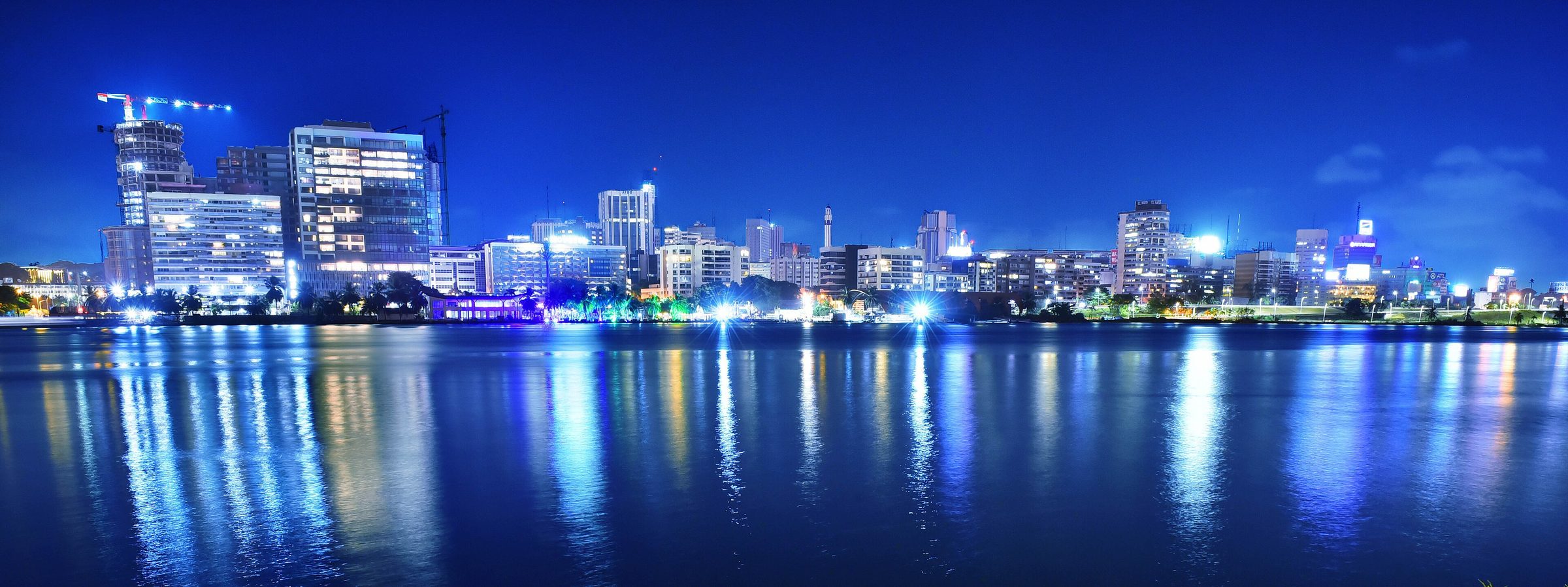 Le Plateau, quartier des affaires d'Abidjan, de nuit